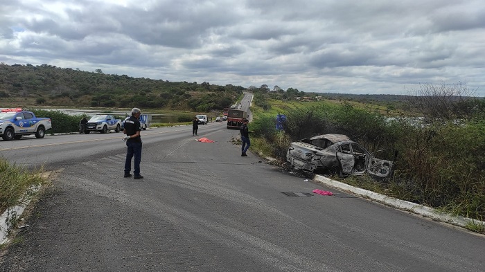 Homem morre em acidente de carro e  carreta  na Bahia 